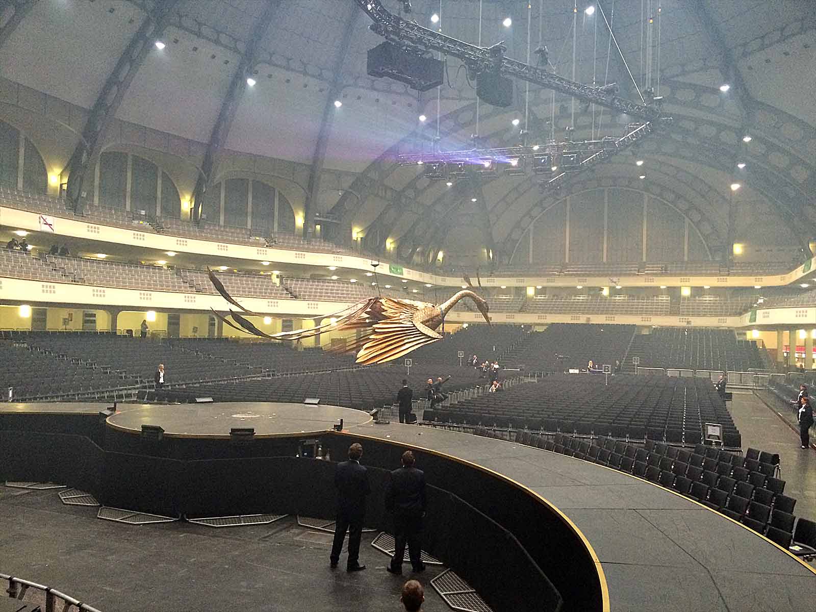 Innenansicht der leeren Festhalle Frankfurt mit einer großen zentralen Bühne und dem fliegenden Vogel der Helene Fischer Show