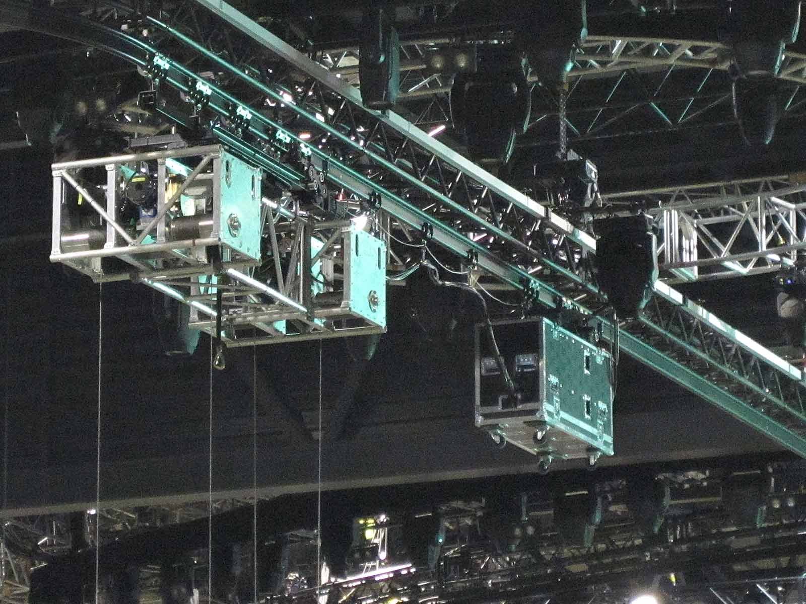Detailansicht der Metalltraversen mit Blick auf die Technik des fliegenden Vogels