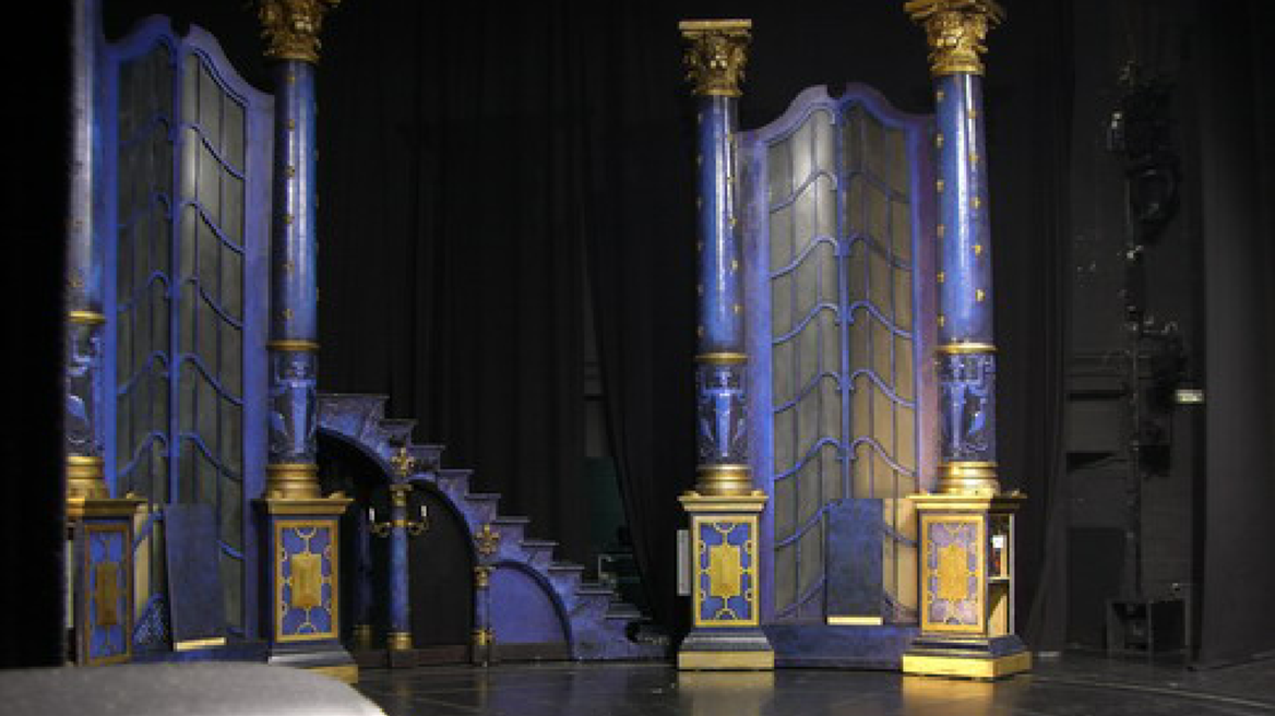 Funk in der Bühnentechnik zu sehen das Bühnenbild von das Schöne und das Biest in Madrid. Meterhohe blaue Türen verziert mit Gold.