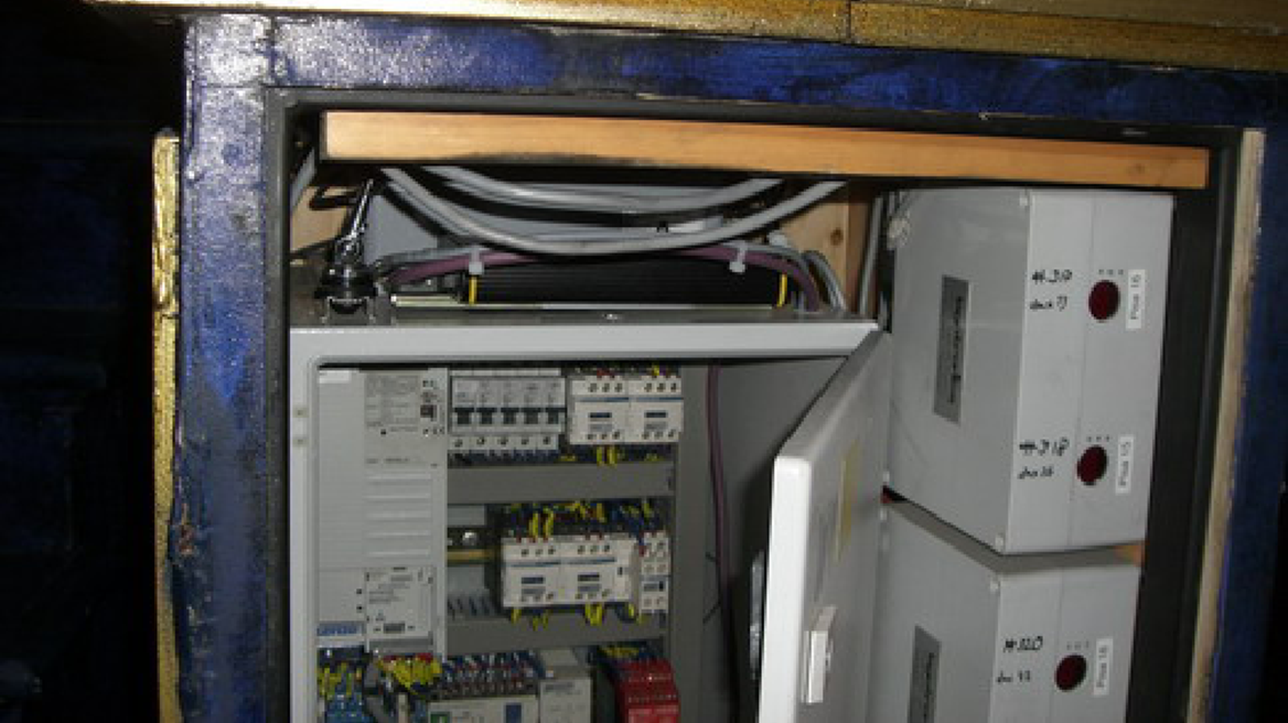 In einer der Säulen / Türzargen ist im Sockel elegant der Schltschrank mit Frunkgeräten versteckt.