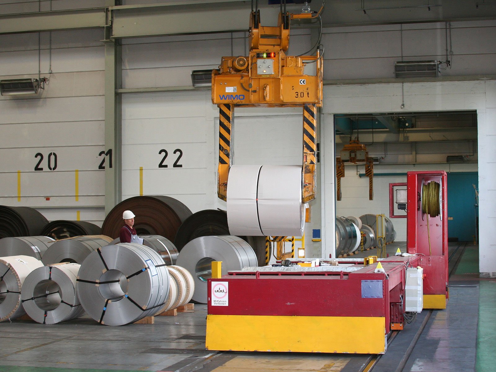 Aperam Kaltwalzwerk Portalkran setzt Stahlrolle auf Transportfahrzeug. Steuerung über Funk mit DATAEAGLE von Schildknecht.