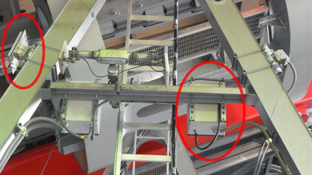 Hier die Verbindung der Gondel zum Tragseil. Links die Antenne der Gondel und rechts der Schaltschrank mit DATAEAGLE.