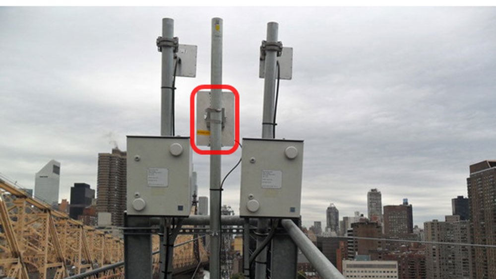 Hier sieht man die Bluetooth Antenne für die Entfernung von 950m zwischen Mast 1 an dem DATAEAGLE montiert ist und der maxmalen Entfernung der Kabine. Im Hintergrund New York City.