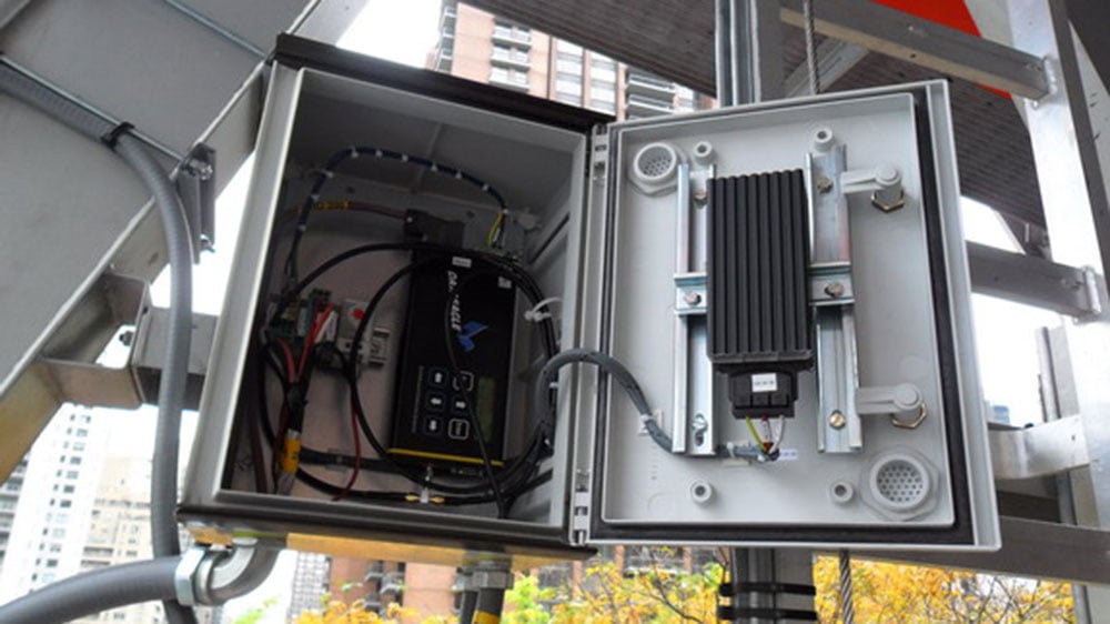 Der geöffnete Schaltschrank der Seilbahn-Gondel