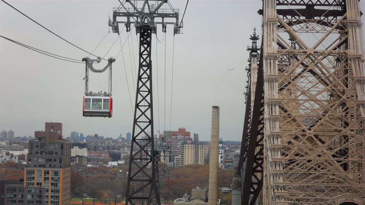 Funk in der Seilbahn New York. Blick auf Roosevelt Island.