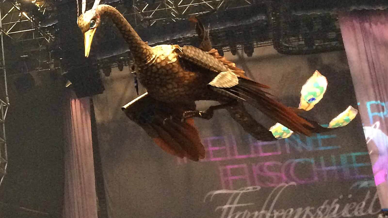 Fliegender Vogel der Helene Fischer Show