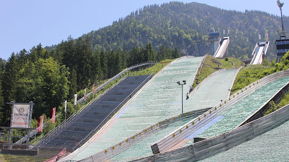 In der Erdingerarena verläuft linker Hand der Skisprung-Anlagen einer Schrägaufzug zur Personenbeförderung auf die Sprungschanzen. Ausgestattet mit Schildknecht Funktechnik.