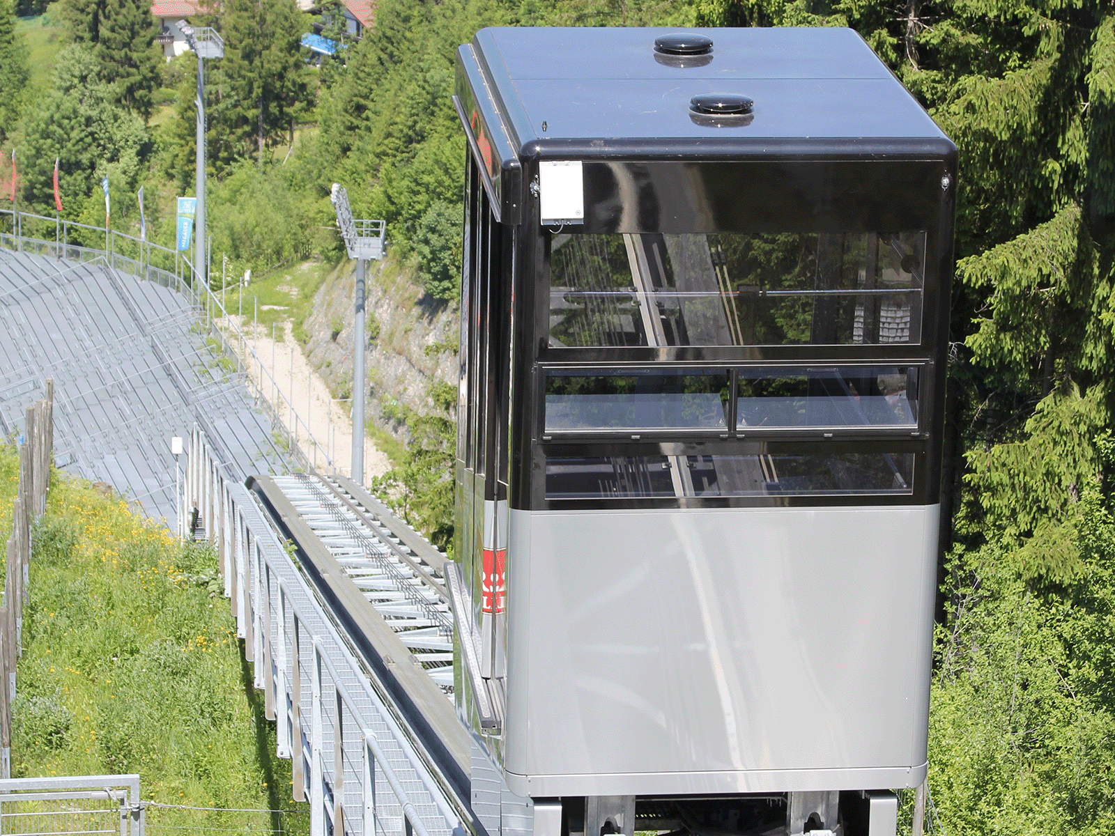 Das Bild zeigt die Kabine des Schräglift mit der die Skispringer zur Schanze befördert werden. Sehr gut zu sehen ist die Antenne an der Kabine.