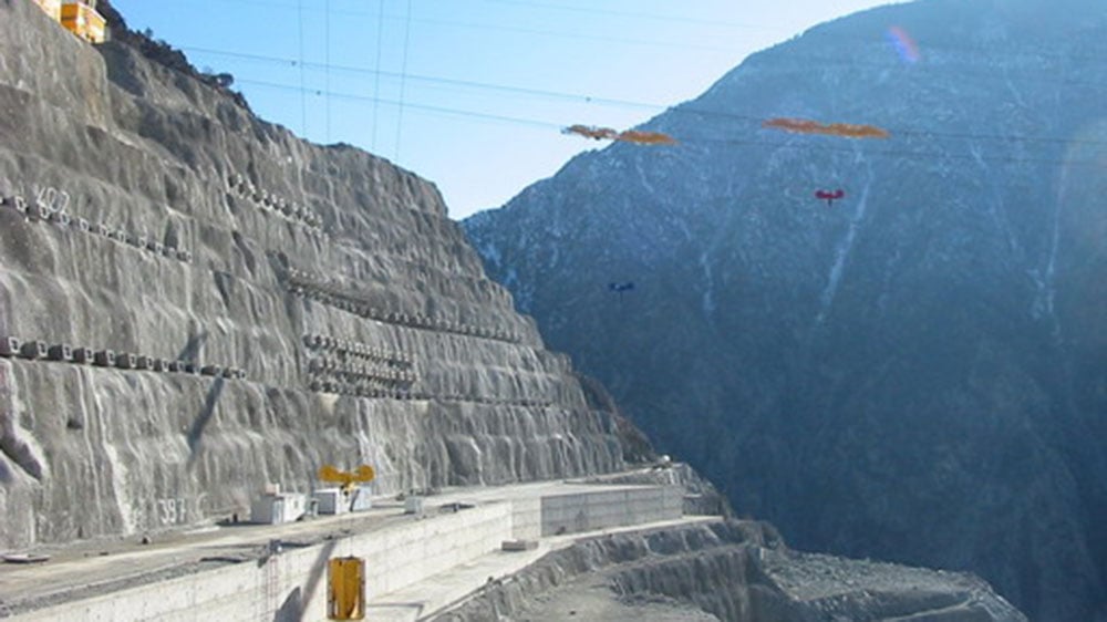 An der Laufkatze ist der Betonkübel zu sehen.