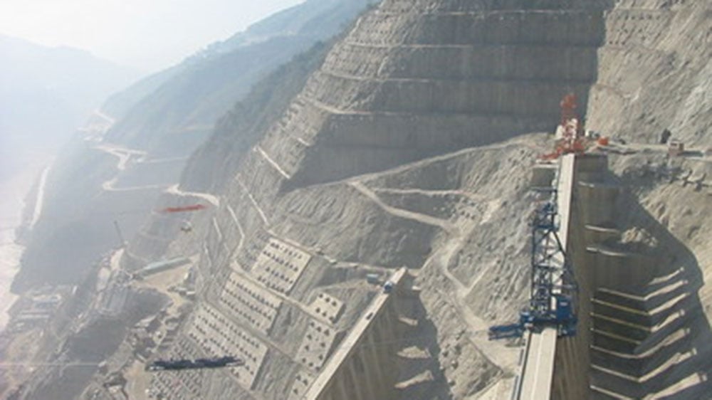 Am drei Schluchten Staudamm ist rechts ist einer der 3 Kräne zu sehen.