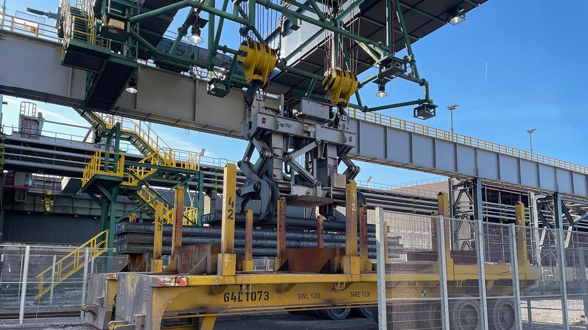 Der PROFINET-Geber gibt wichtige Informationen wie Öffnungswinkel und Hubhöhe per funk an die elektronische Steuerung weiter.