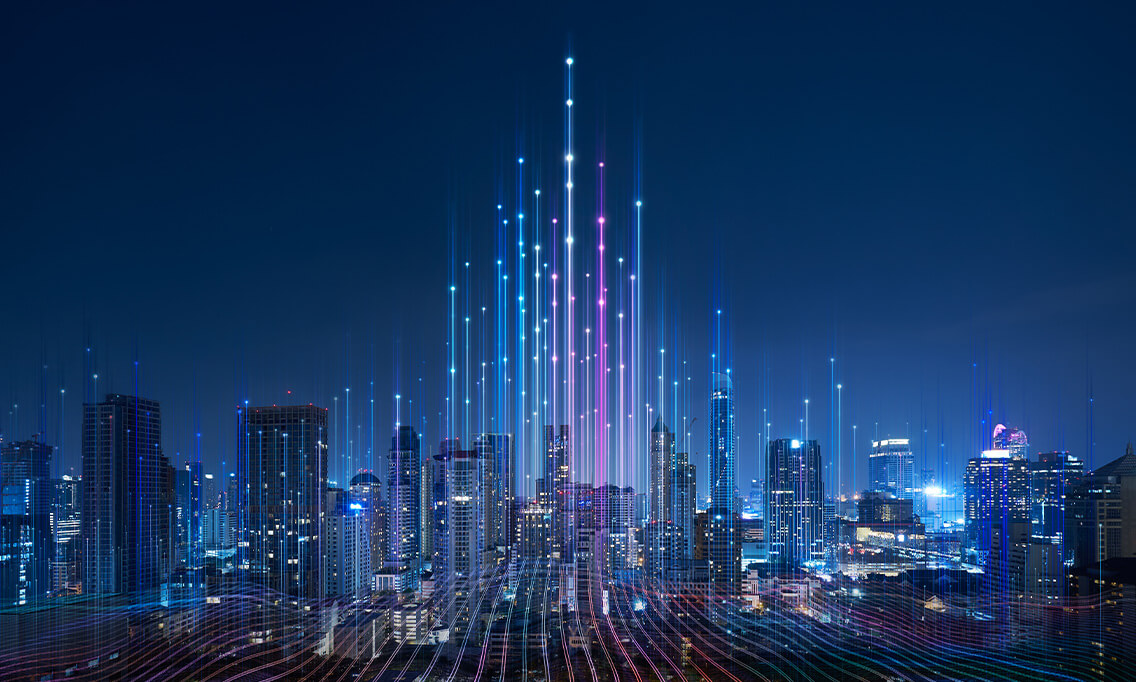 Eine pulsierende Skyline bei Nacht, beleuchtet von leuchtenden vertikalen Linien und Punkten in Blau und Rosa, die für digitale Konnektivität stehen.