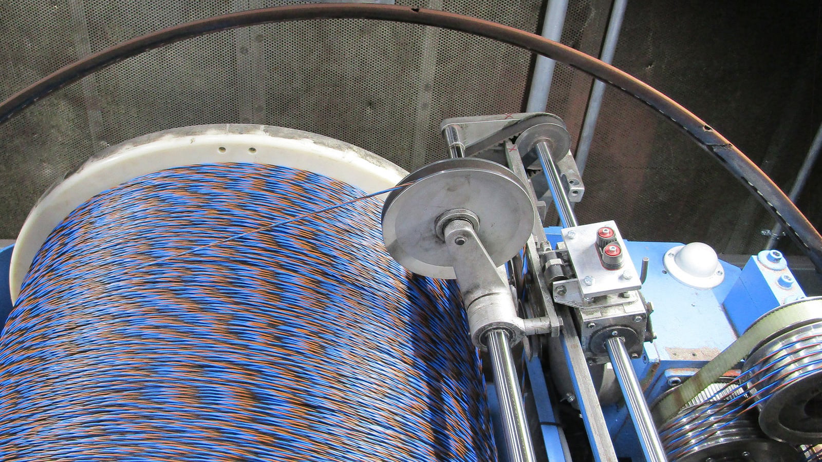 Stranding machine with DATAEAGLE radio technology instead of slip rings.