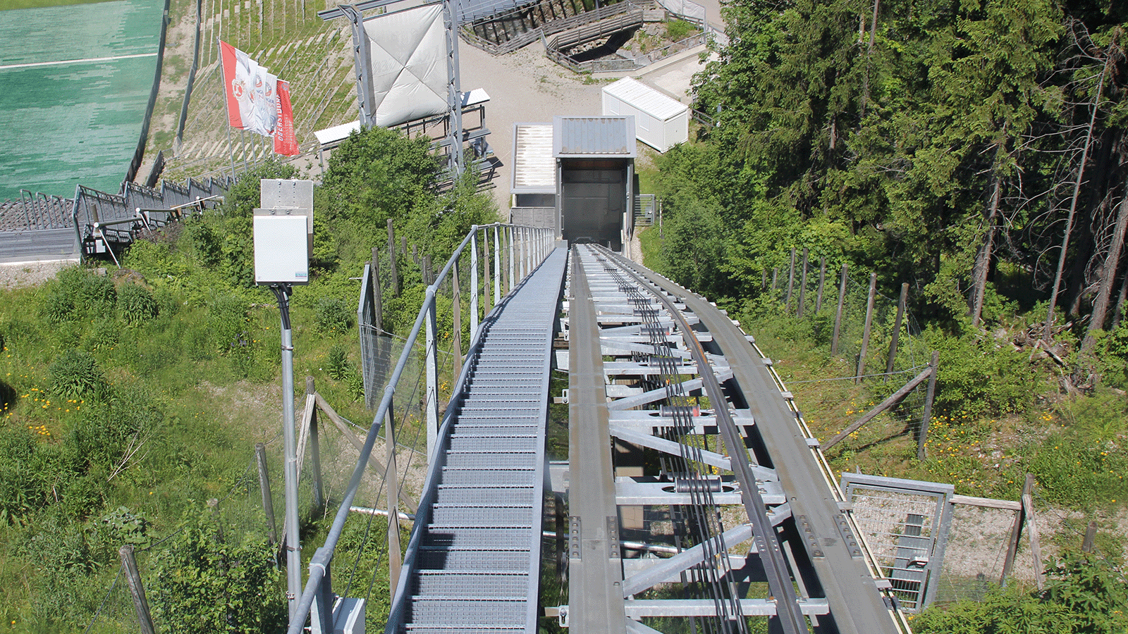 Schräglift der die Sportler zur Skisprungschanze der Erdinger Arena transportiert
